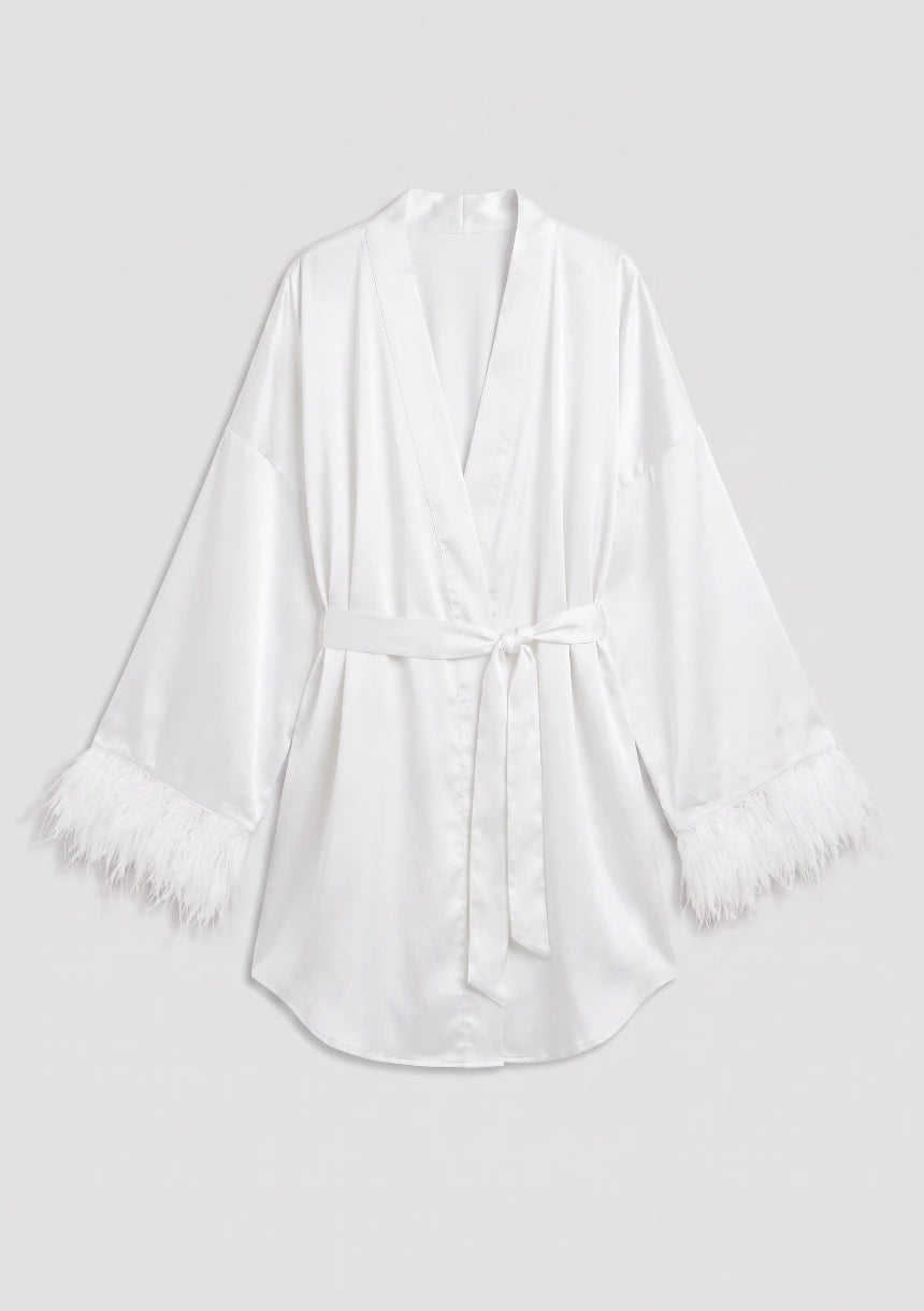 Satin-Robe mit Federbesatz