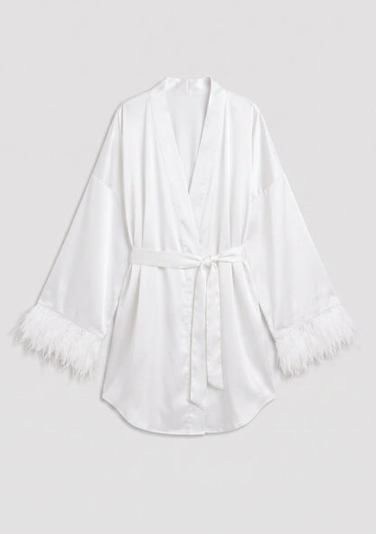 Satin-Robe mit Federbesatz