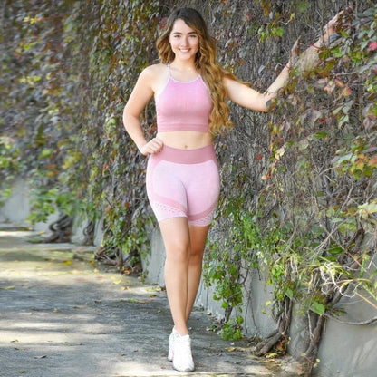 Rosa Ein Sportset mit kurzen Shorts