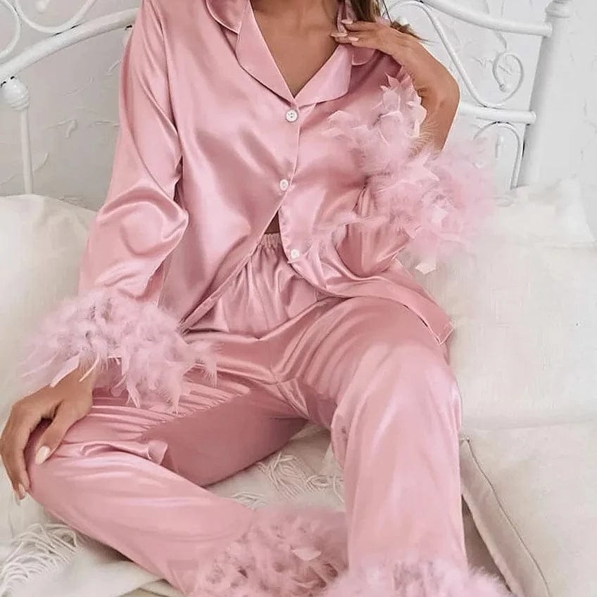 Rosa Satin-Pyjama mit Federn