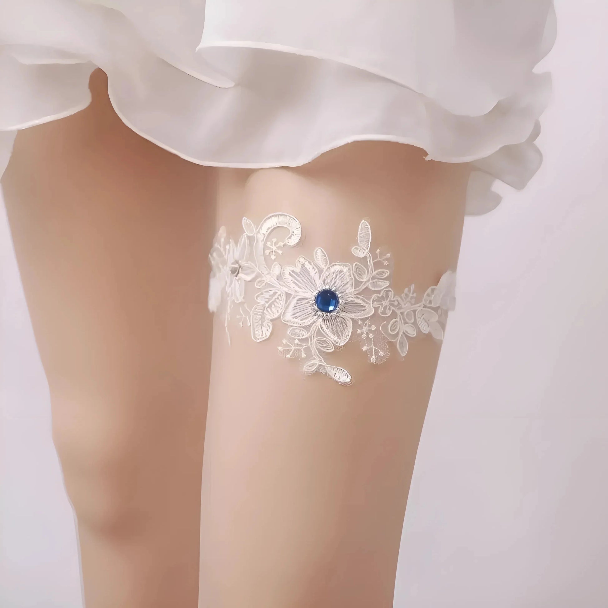 White Flower-Shaped Garter with Zirconia